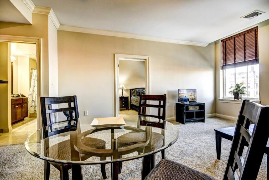Chase Penthouse At 39 West Baltimore Inner Harbor Convention Center Free Indoor Parking One And Two Bedrooms Bagian luar foto